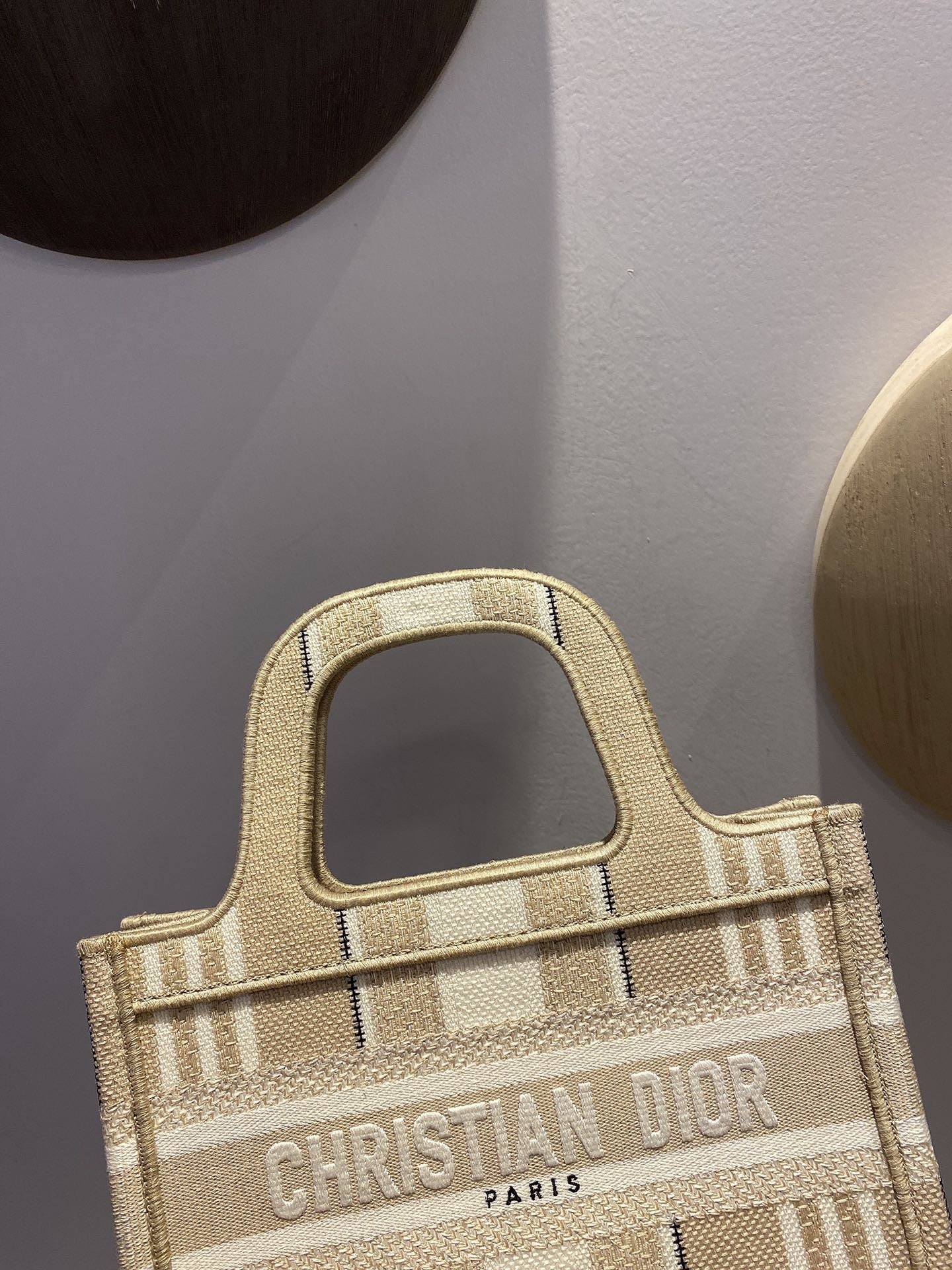 حقائب متعددة الألوان