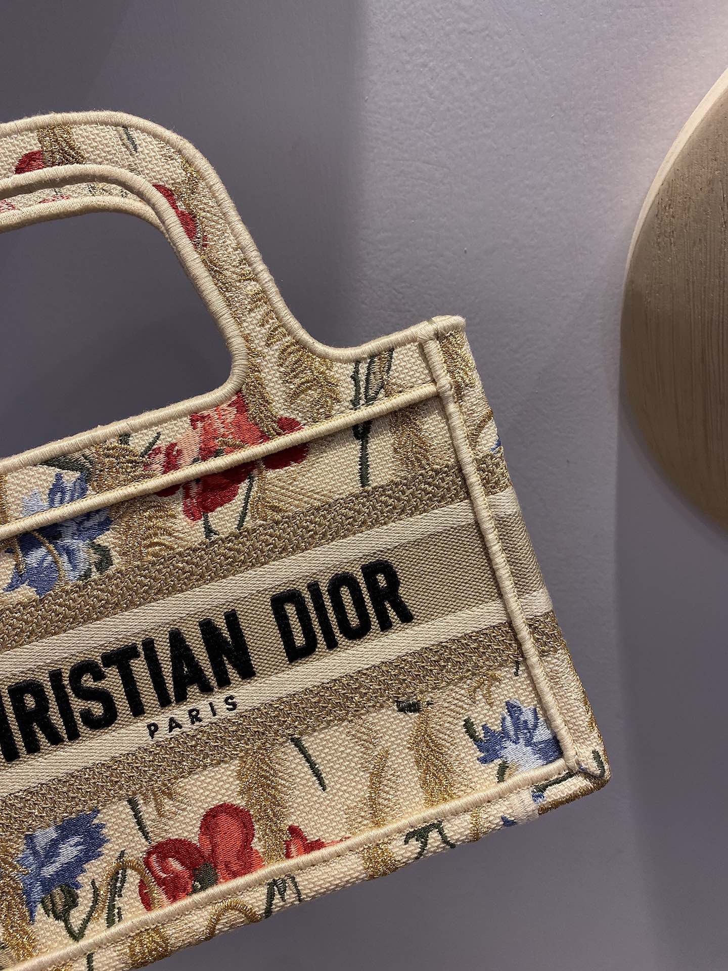 حقائب متعددة الألوان