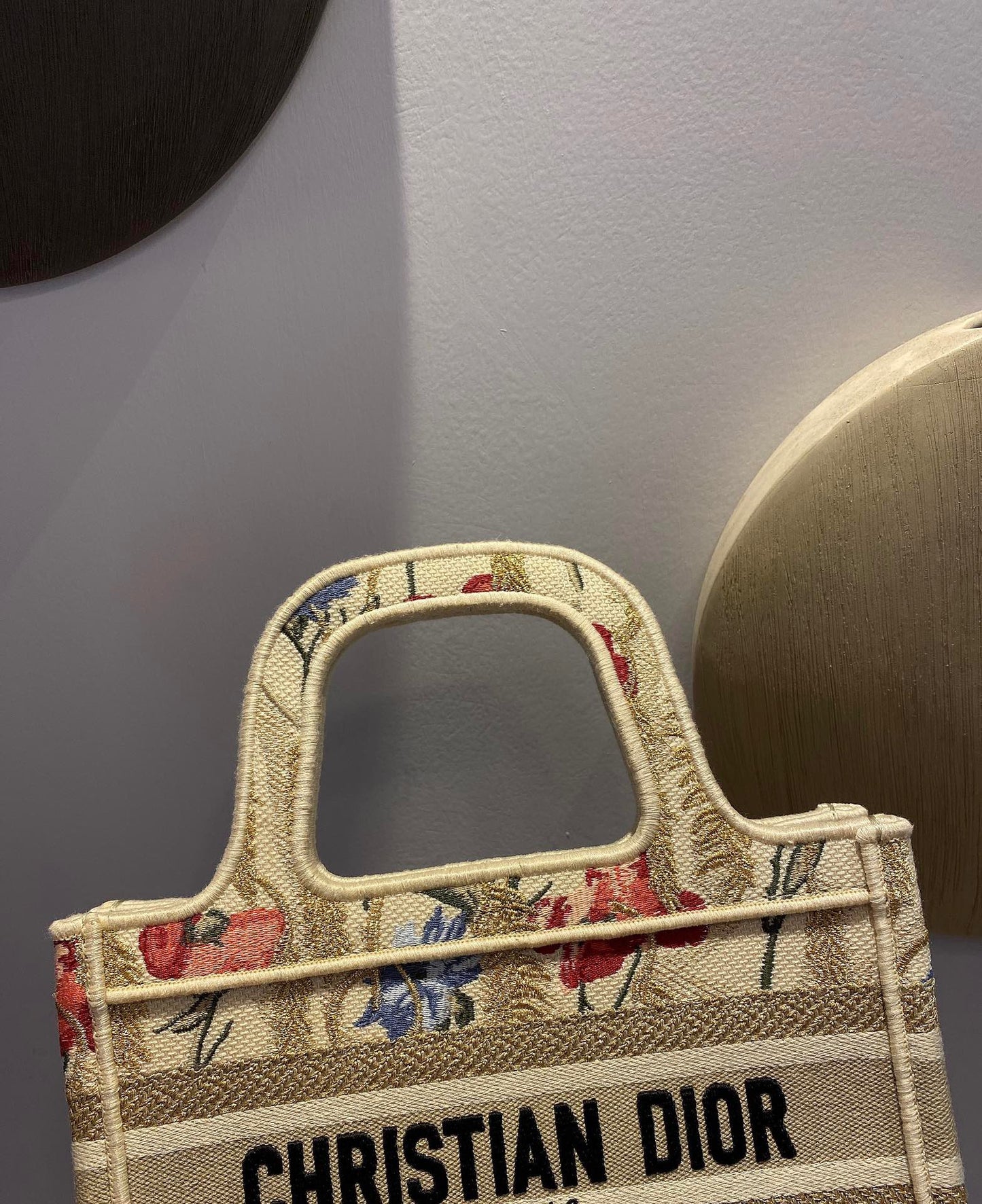 حقائب متعددة الألوان