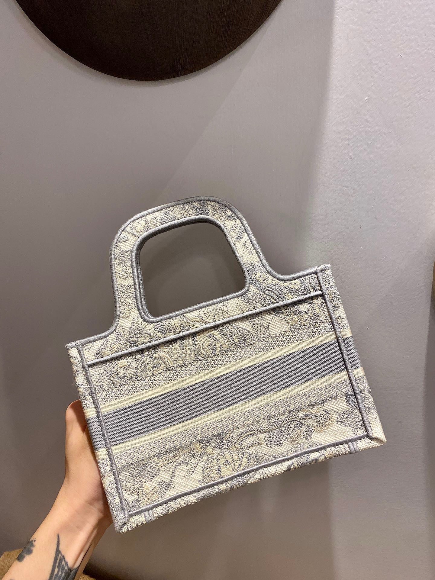 حقائب متعددة الألوان