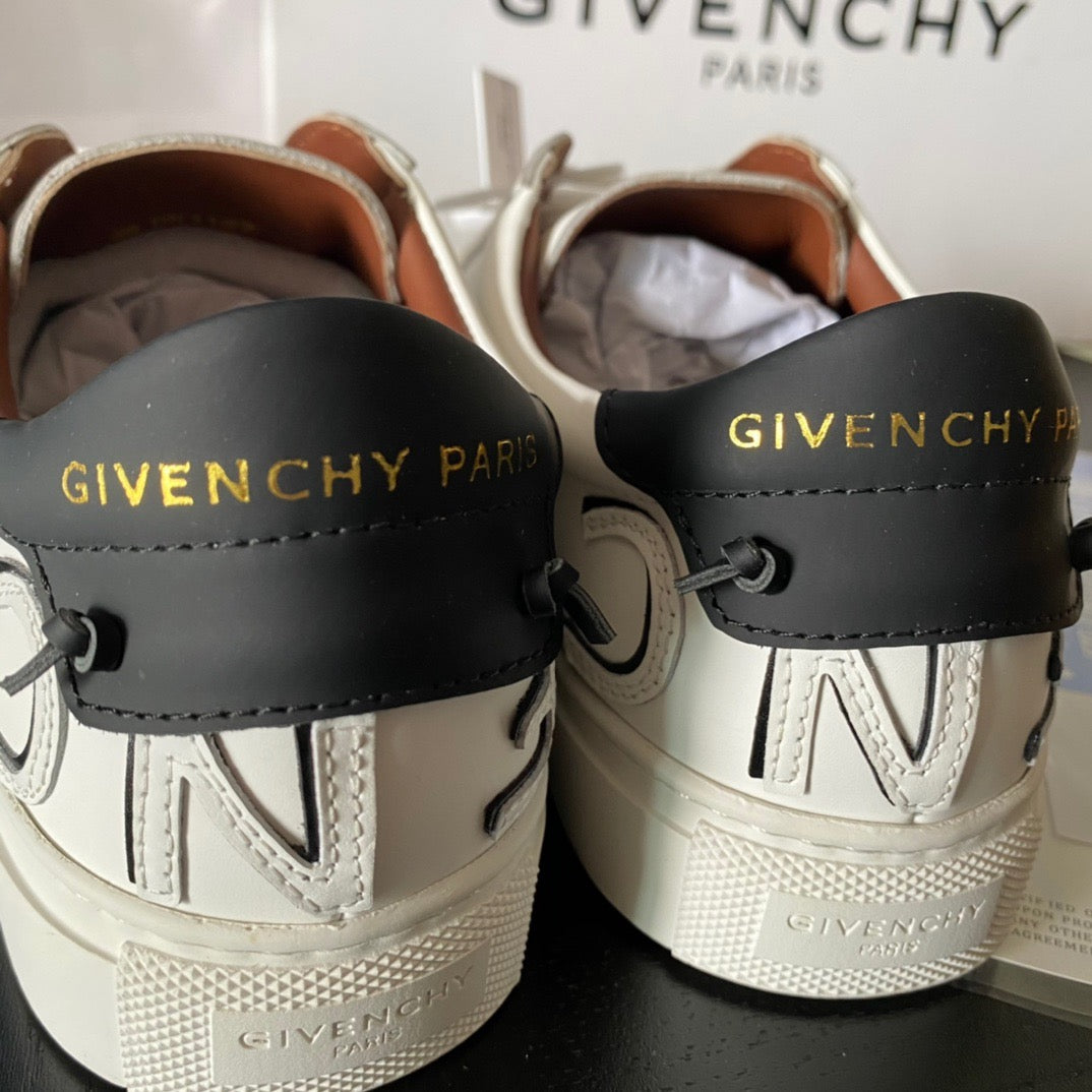 Weiße Schuhe