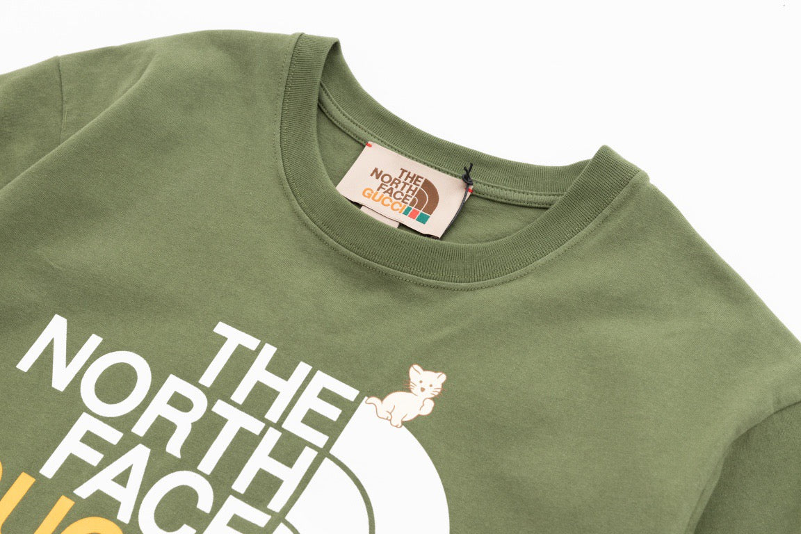 Schwarze, graue und weiße T-Shirts