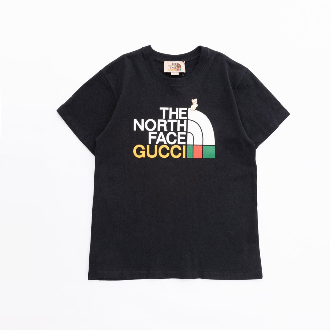 Schwarze, graue und weiße T-Shirts