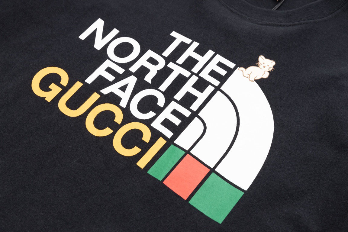 Schwarze, graue und weiße T-Shirts