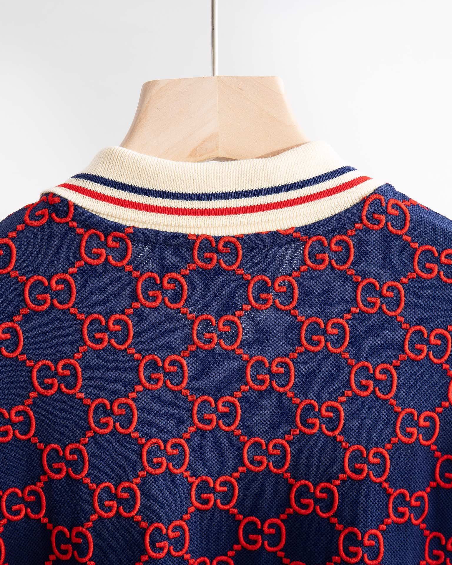 Rot-Blaue Poloshirts