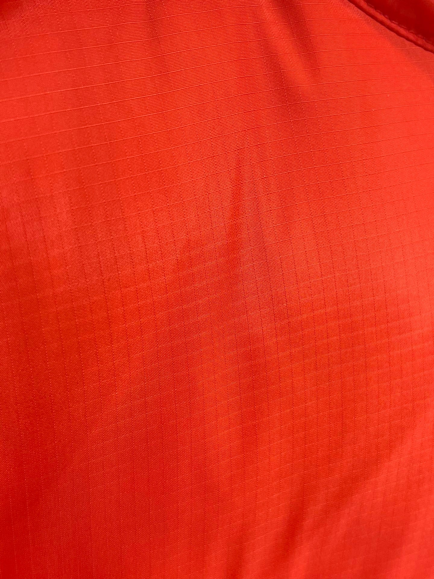 Weiße und rote Jacken