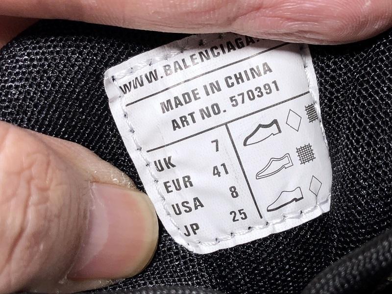 حذاء رياضي كريمي