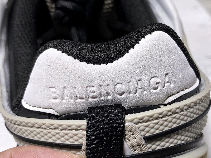 حذاء رياضي كريمي