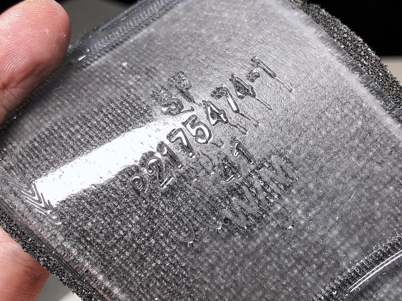 حذاء رياضي كريمي