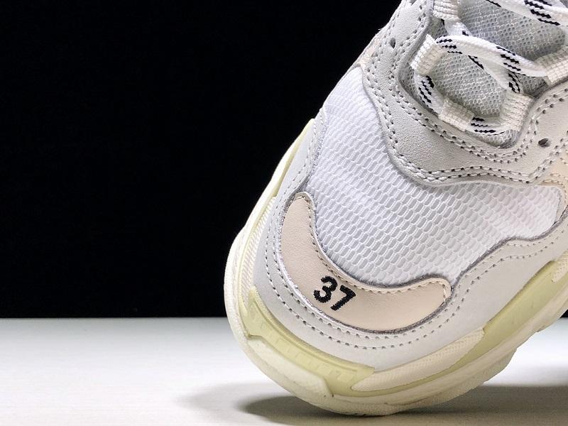 أحذية رياضية