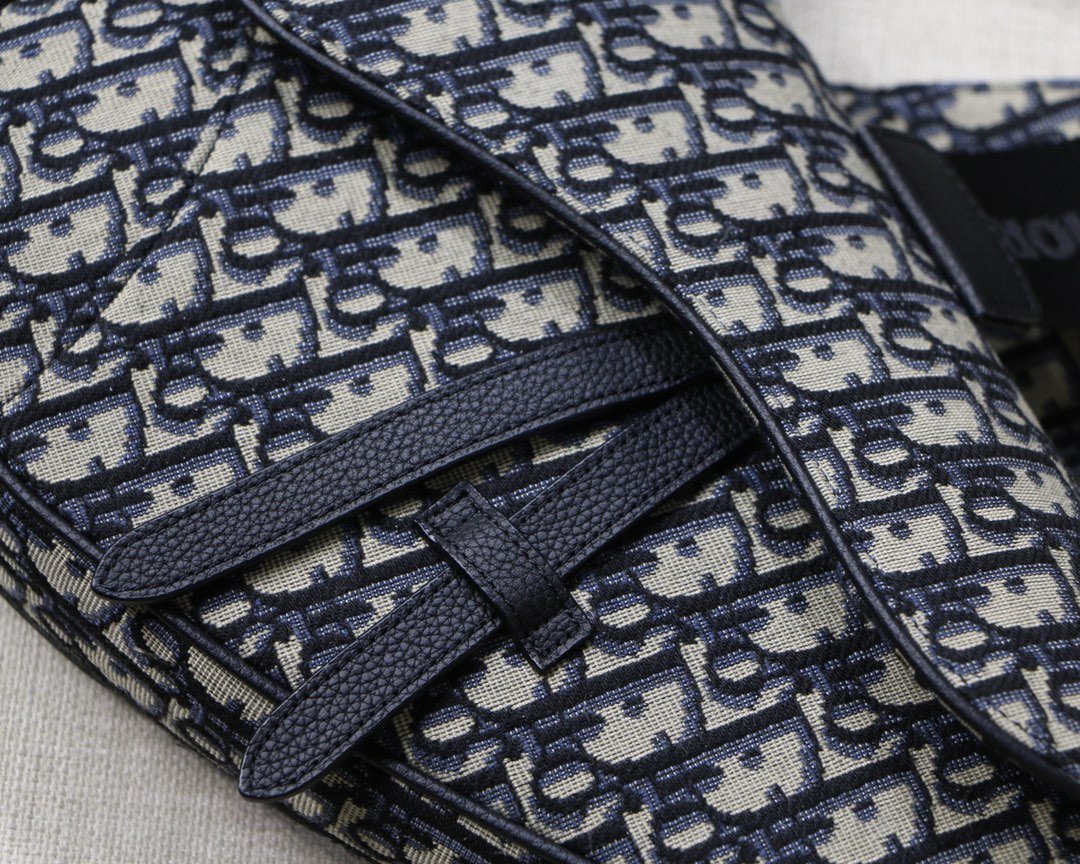 حقيبة كتف رمادية/بيضاء