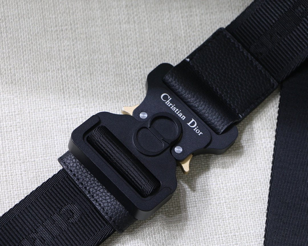 حقيبة كتف رمادية/بيضاء