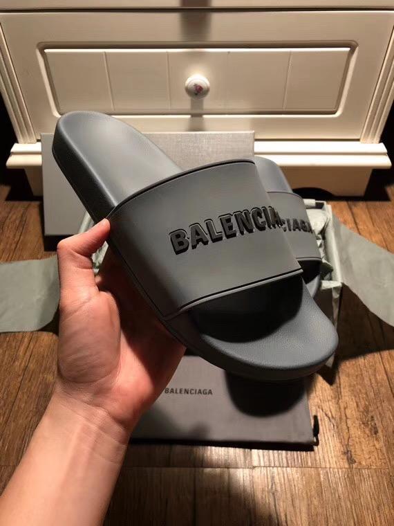 Schwarze Flip-Flops aus Gummi