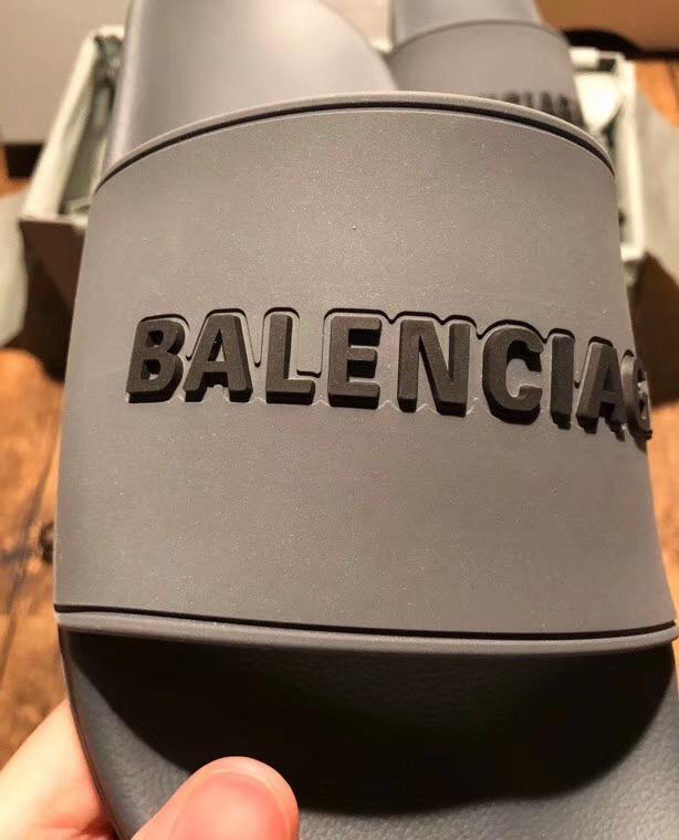 Schwarze Flip-Flops aus Gummi