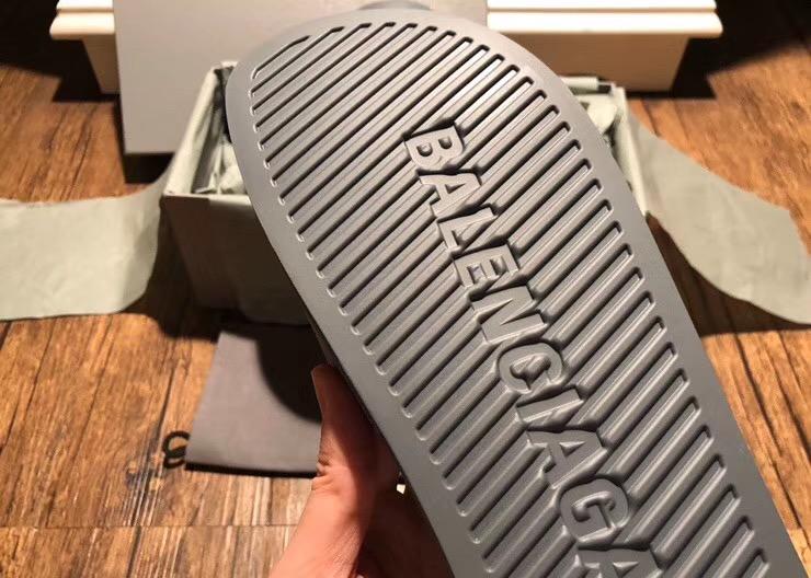 Schwarze Flip-Flops aus Gummi