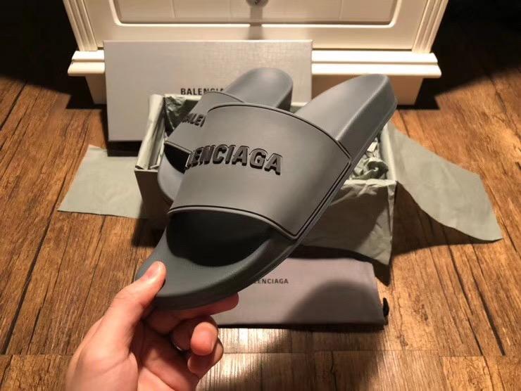 Schwarze Flip-Flops aus Gummi