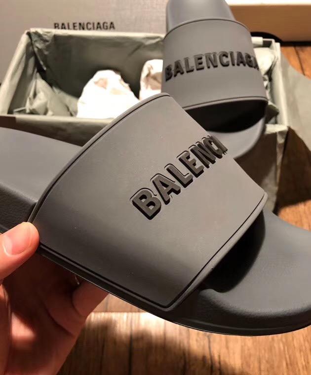 Schwarze Flip-Flops aus Gummi