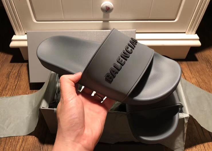 Schwarze Flip-Flops aus Gummi