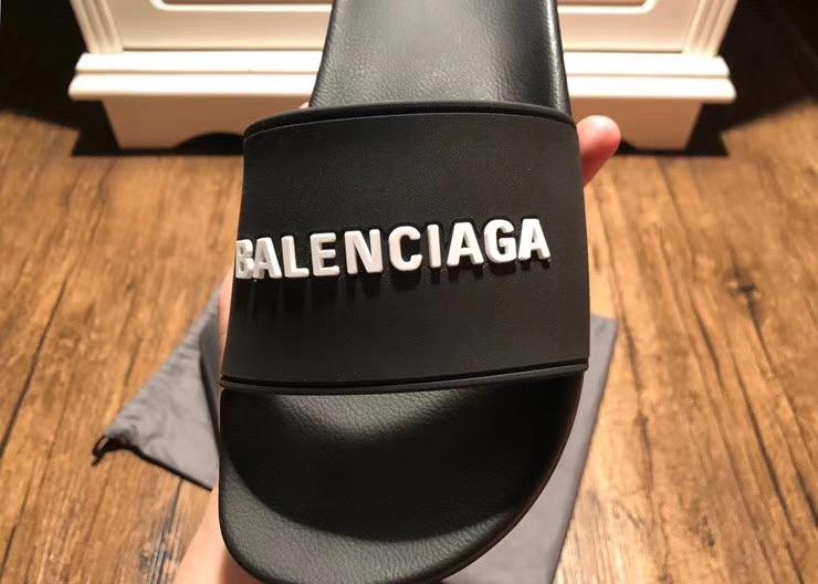 Chanclas negras de goma - FashionHype.xyz