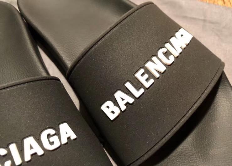 Chanclas negras de goma - FashionHype.xyz