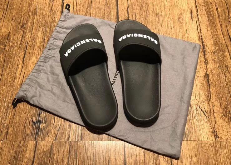 Chanclas negras de goma - FashionHype.xyz
