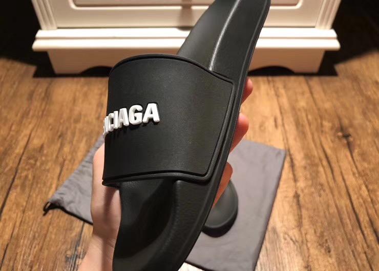 Chanclas negras de goma - FashionHype.xyz