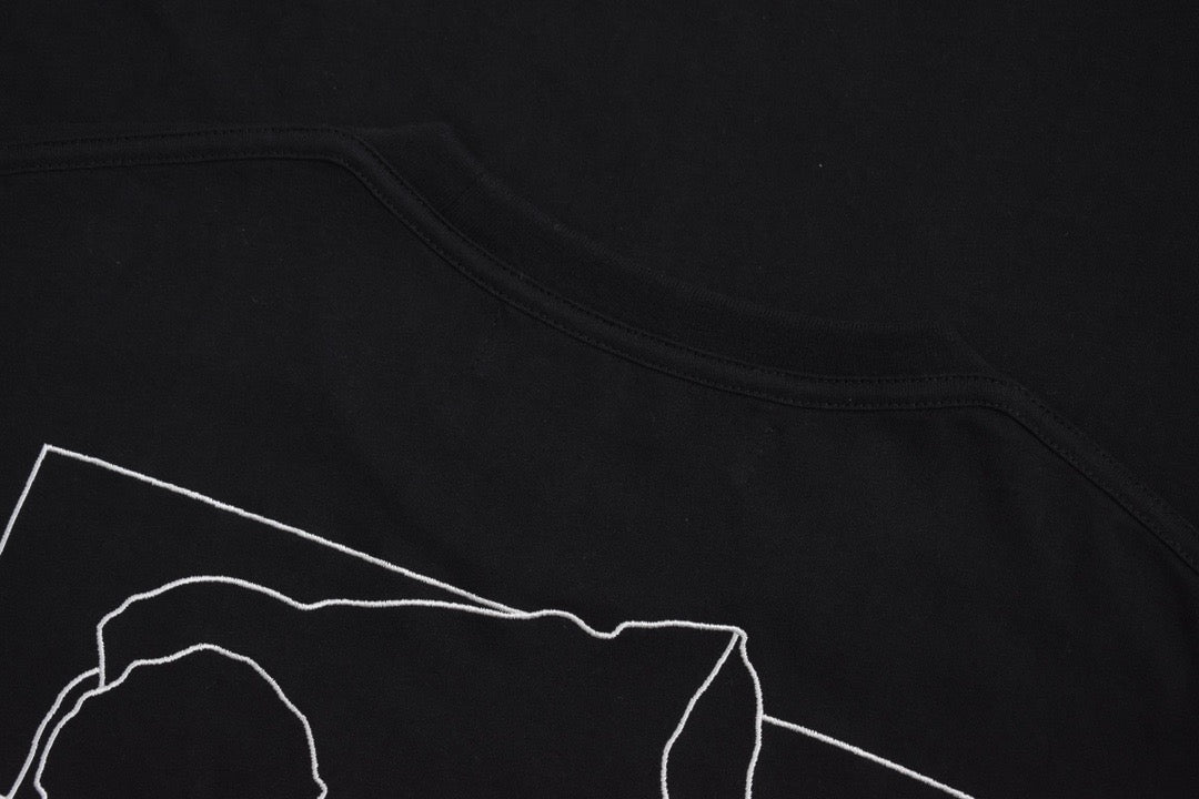 تي شيرت بأكمام قصيرة