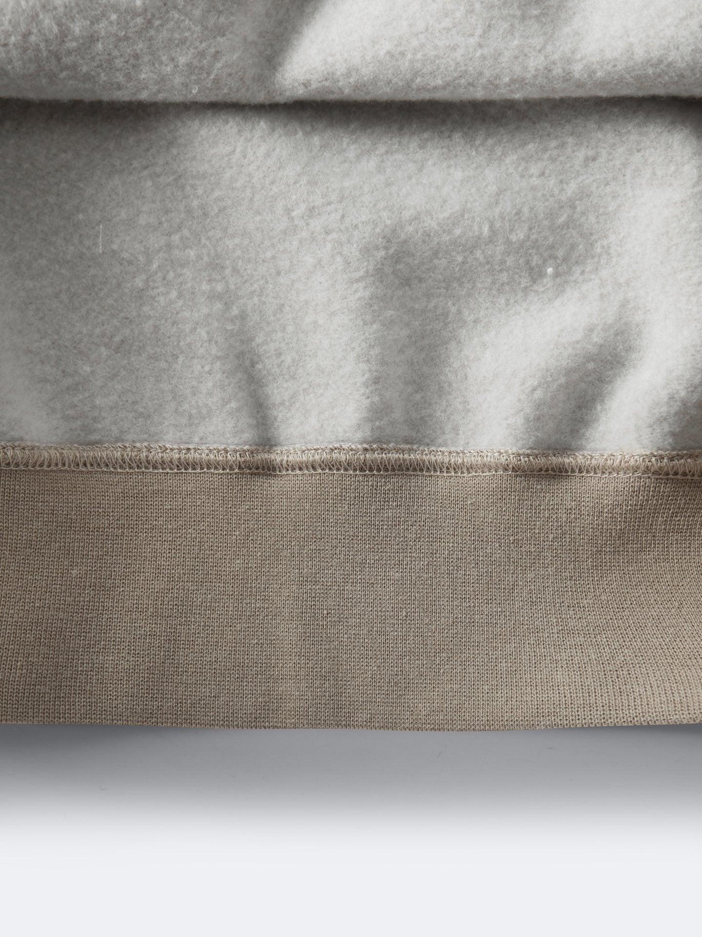 سترة بغطاء للرأس