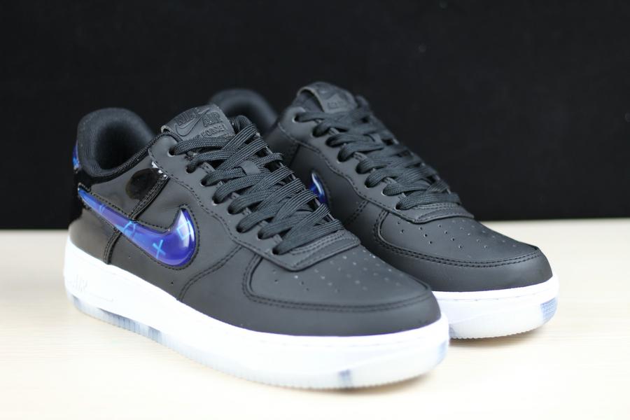 Schwarze Sneaker mit PlayStation-Dekor