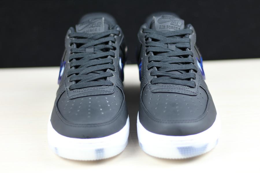 Schwarze Sneaker mit PlayStation-Dekor