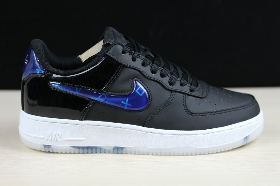 Schwarze Sneaker mit PlayStation-Dekor