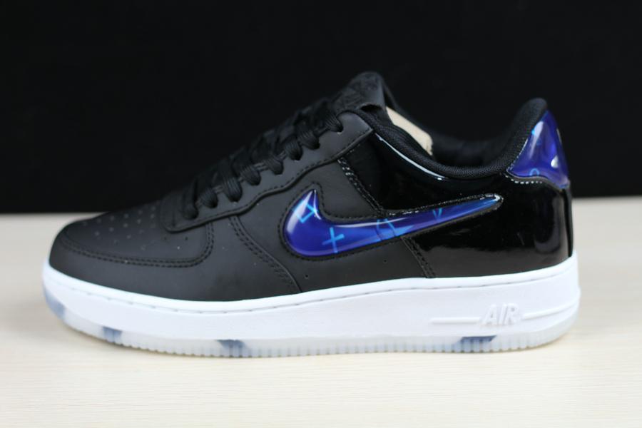 Schwarze Sneaker mit PlayStation-Dekor