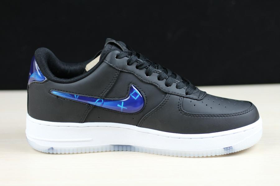 Schwarze Sneaker mit PlayStation-Dekor