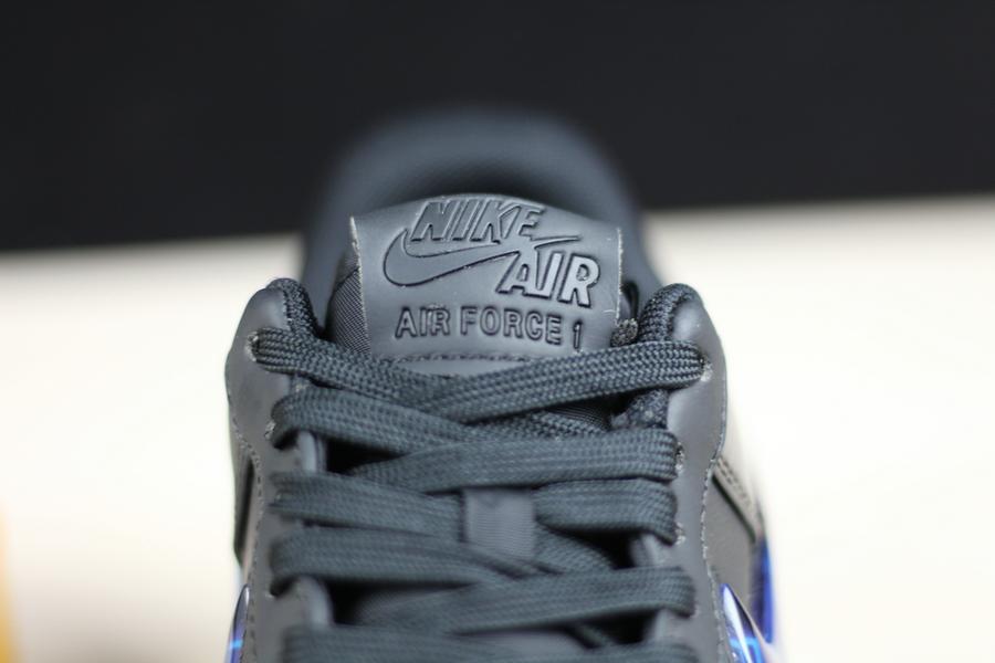 Schwarze Sneaker mit PlayStation-Dekor