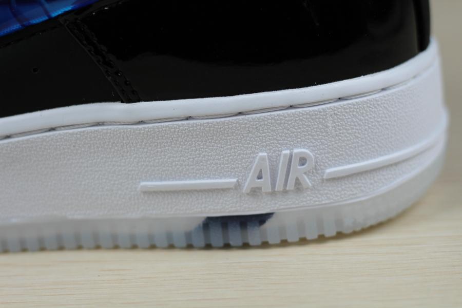 Schwarze Sneaker mit PlayStation-Dekor