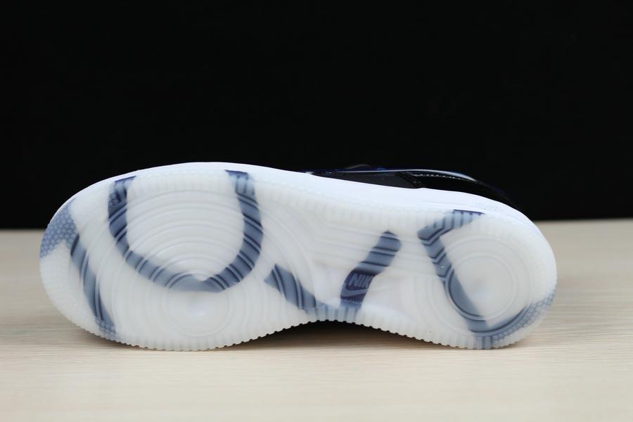 Schwarze Sneaker mit PlayStation-Dekor