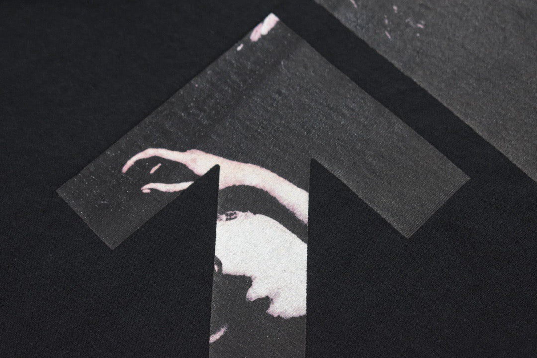 تي شيرت بأكمام قصيرة