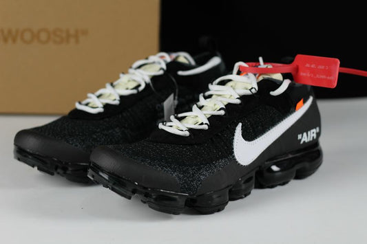 Schwarze Sneaker mit farbigen Schnürsenkeln