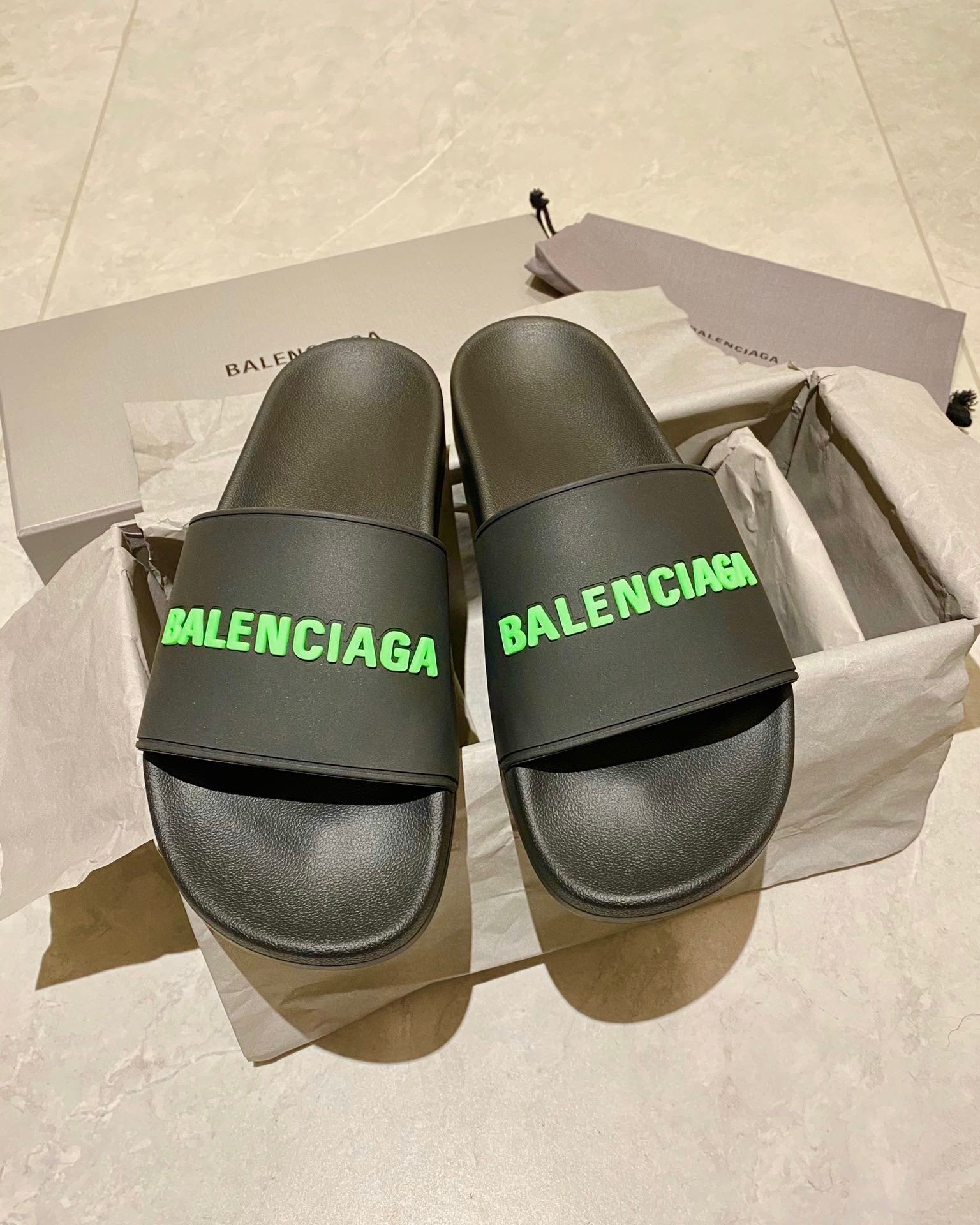 Chanclas negras y verdes - FashionHype.xyz