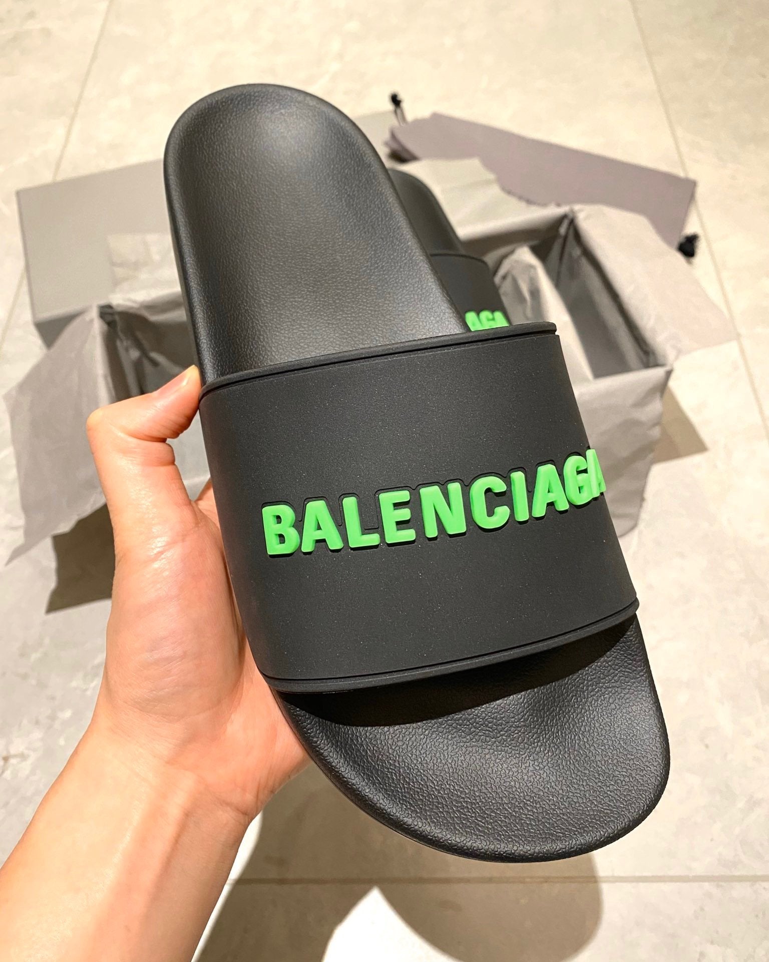 Chanclas negras y verdes - FashionHype.xyz