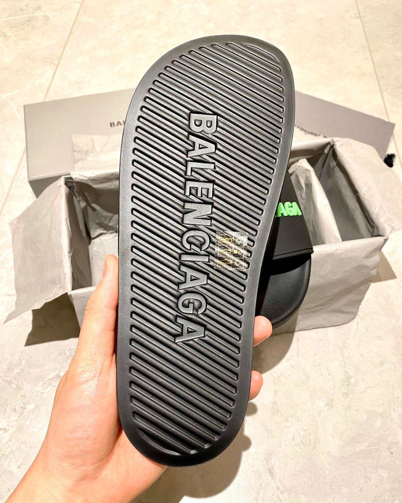 Chanclas negras y verdes - FashionHype.xyz