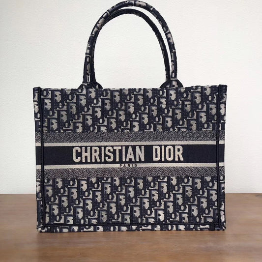 حقيبة صغيرة بأحرف أولية