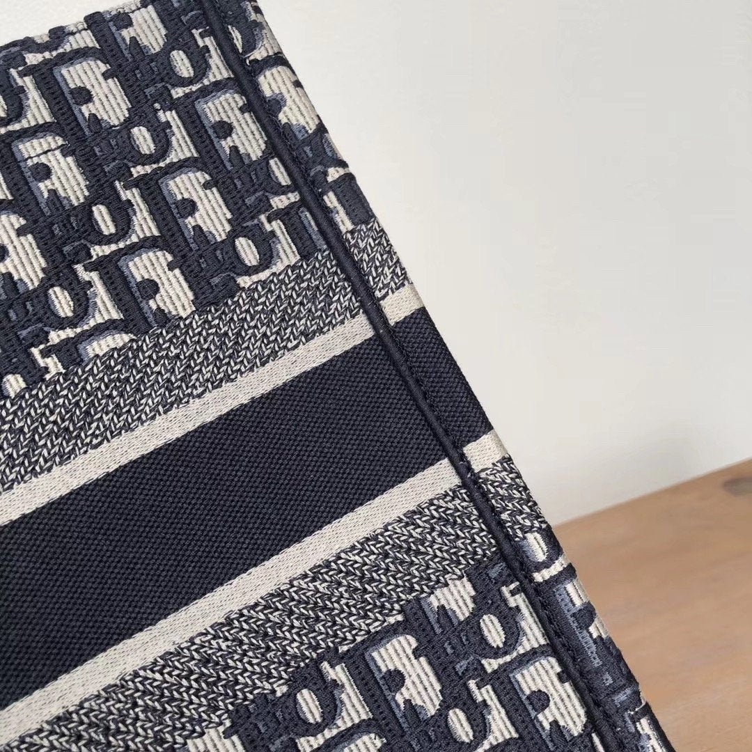 حقيبة صغيرة بأحرف أولية