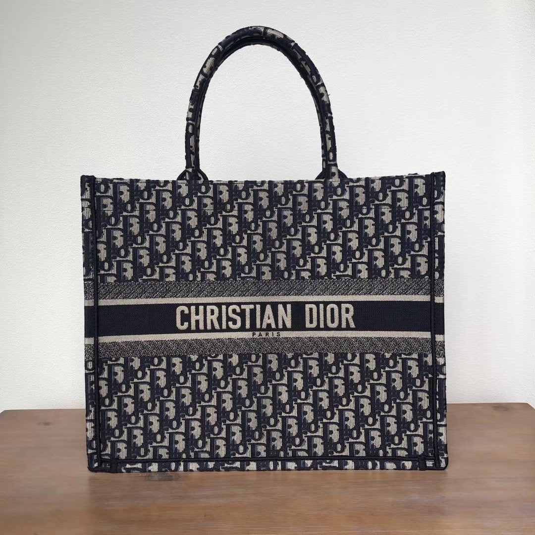 جيب كبير بالأحرف الأولى