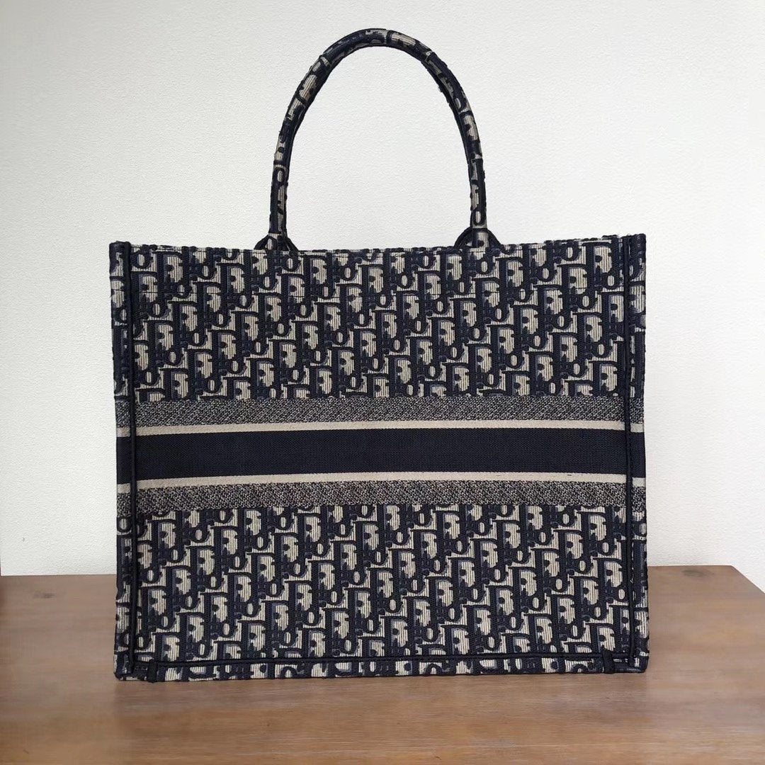 جيب كبير بالأحرف الأولى