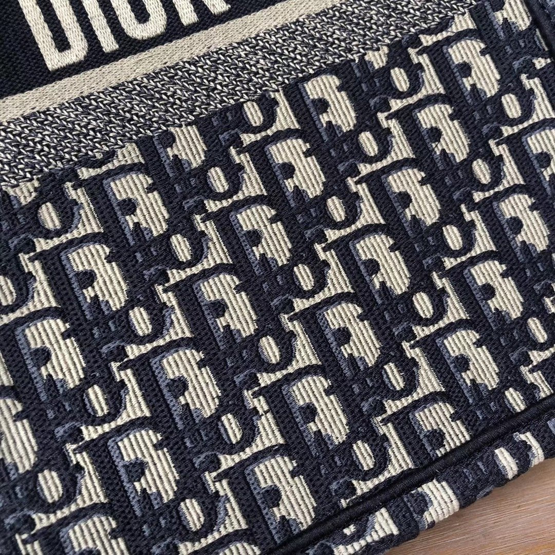 جيب كبير بالأحرف الأولى