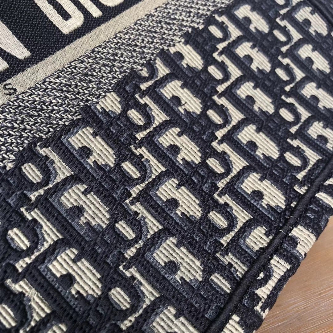 جيب كبير بالأحرف الأولى