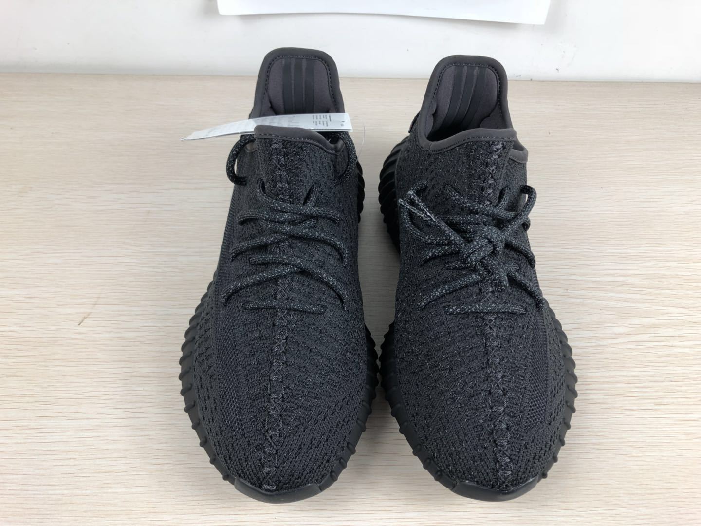 حذاء Yeezy 350 V2 عاكس ثابت