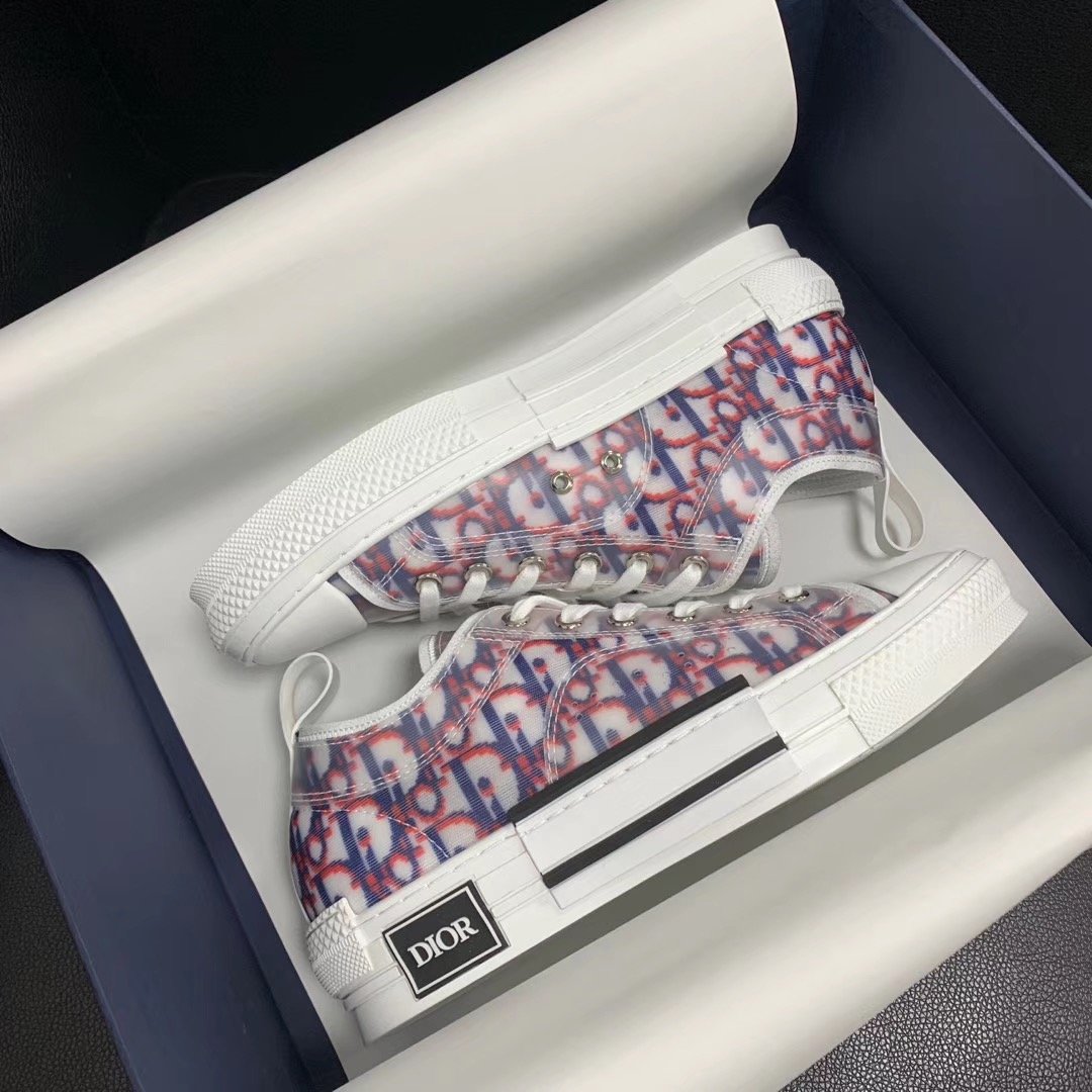 Rosa Sneaker mit Monogramm