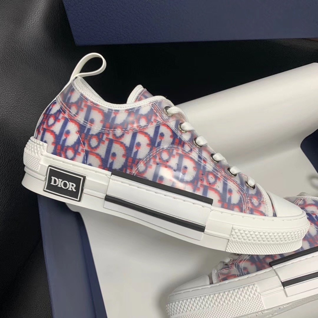 Rosa Sneaker mit Monogramm